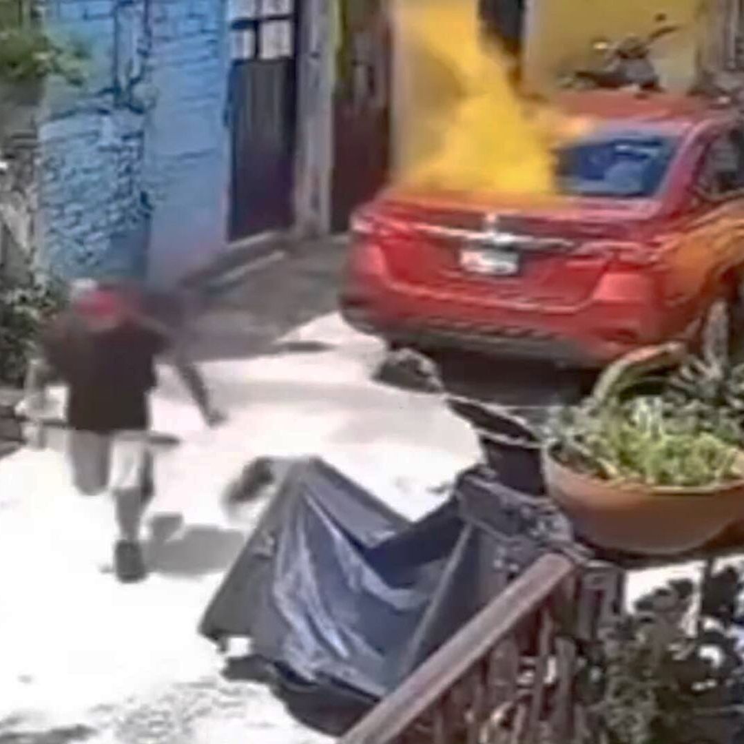 El hombre prendió con un cerillo fuego al auto.